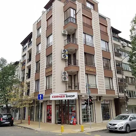 Renewed Corner Apartment *